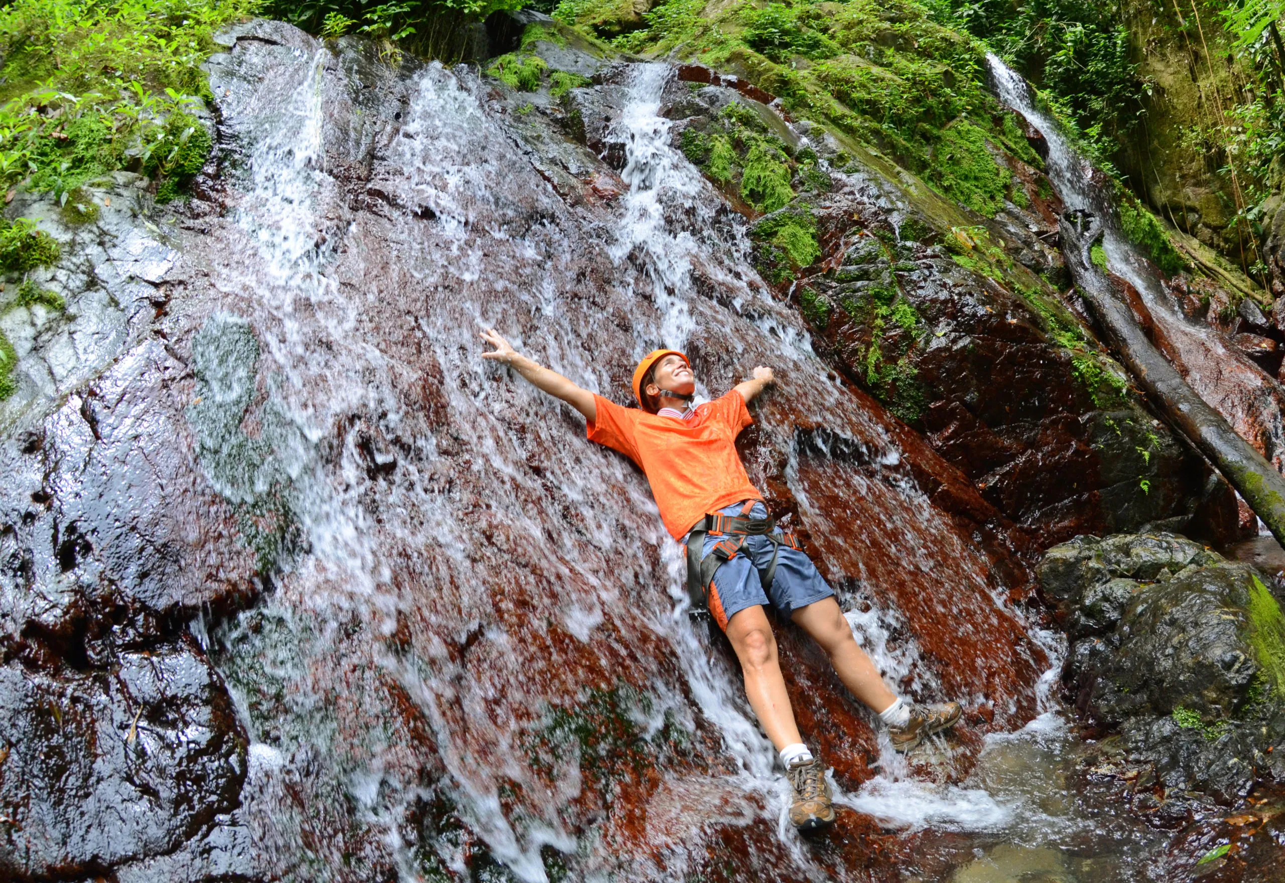 Río tropical entre rocas y vegetación exuberante en Puerto Rico ideal para turismo local de aventura - tropical river in Puerto Rico for rappelling canyoneering and cave tours