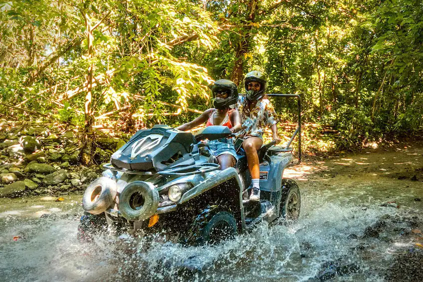 Paisaje rural de Puerto Rico con montañas verdes ideal para turismo local de campo y ATV - rural Puerto Rico landscape for ATV tours horseback riding and camping adventures