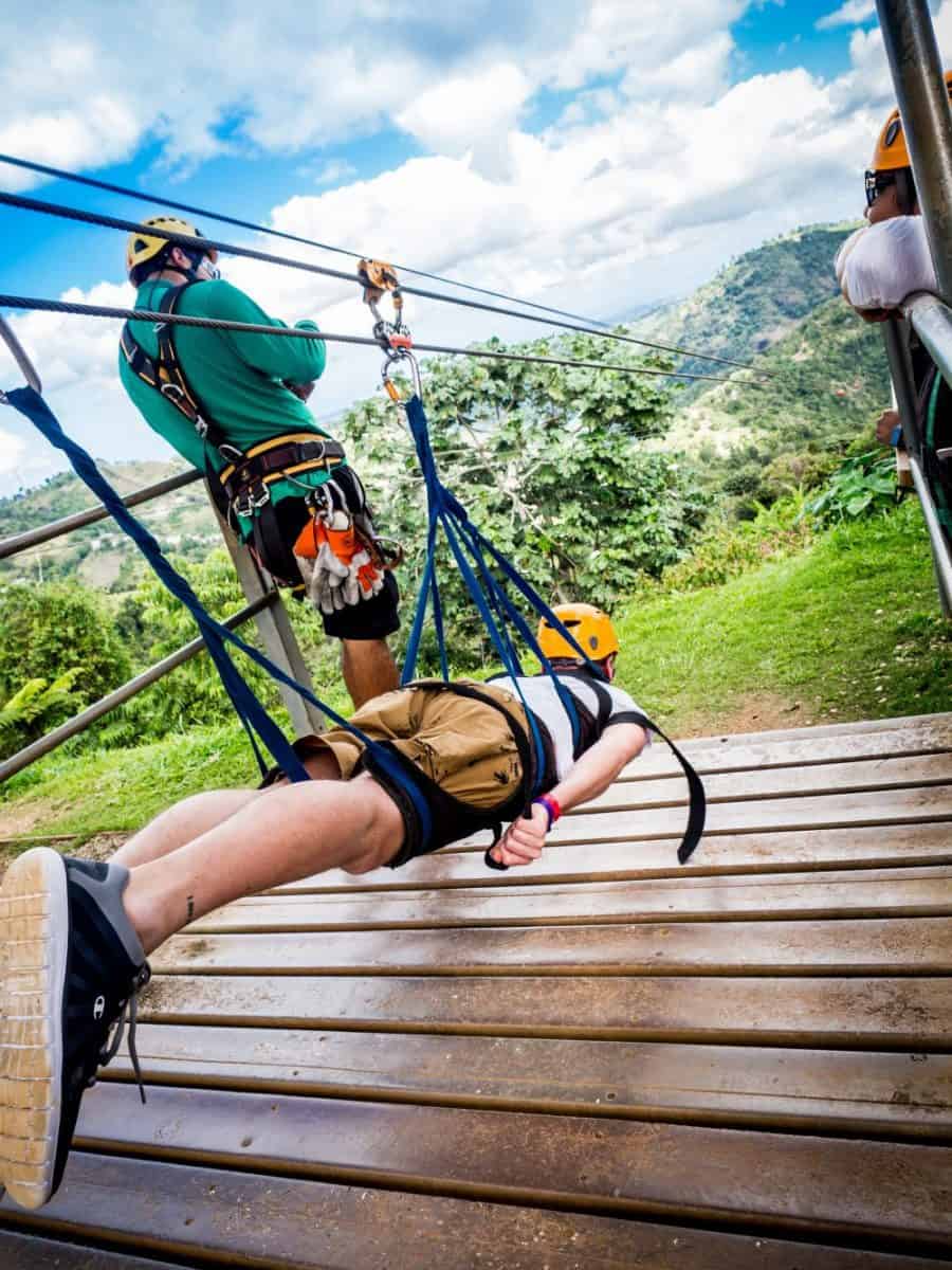 Sendero de montaña tropical con vista panorámica en Puerto Rico para trekking y turismo local - mountain trail with panoramic views in Puerto Rico for hiking zipline and adventure tours